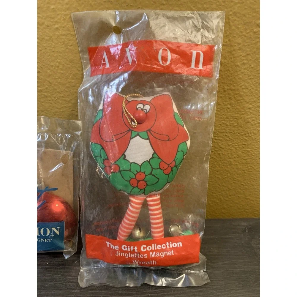 Avon Gift Collection Jinglettes Magnet Christmas Wreath Ball Bell